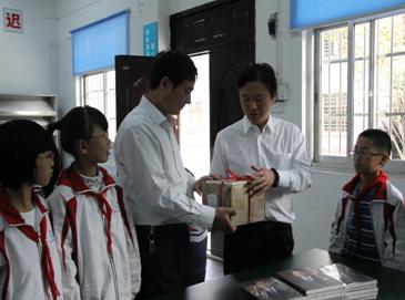 書(shū)香寄真情——通鼎再次走進(jìn)八都小學(xué)考察圖書(shū)館建設