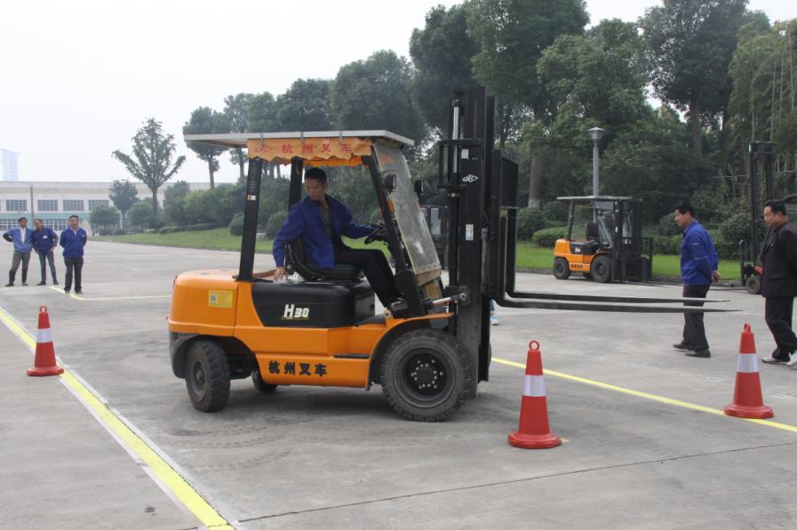 比技術(shù)、賽水平、展風(fēng)采------記通鼎集團叉車(chē)工技能大賽