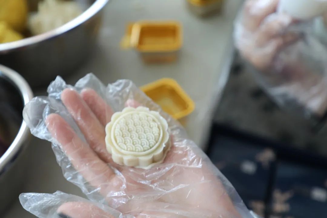 月是故鄉明 情是通鼎濃丨通鼎開(kāi)展中秋桃山月餅DIY活動(dòng)