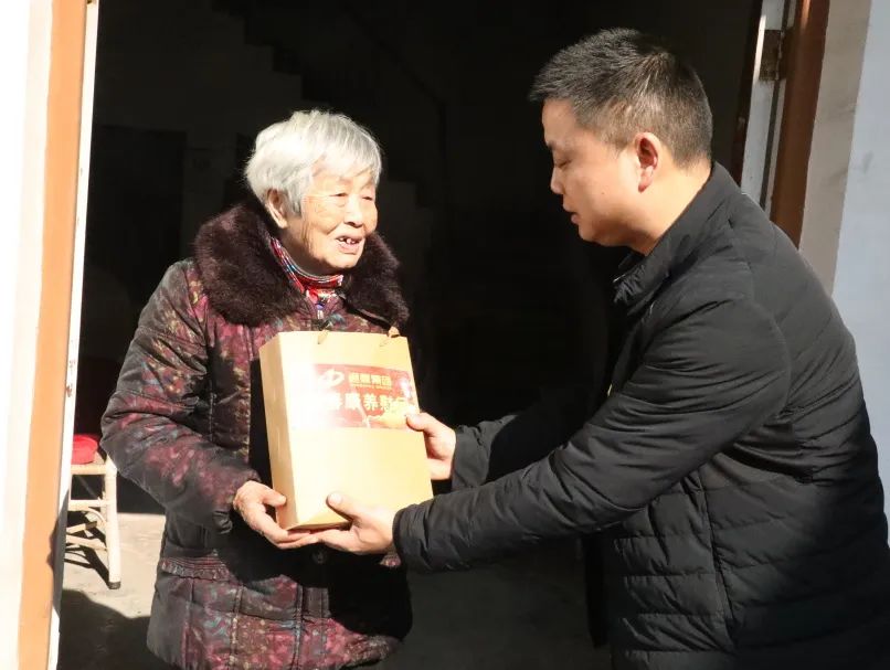 黨建共建促發(fā)展 暖心慰問(wèn)展擔當│通鼎集團與曹村村攜手開(kāi)展新春康養慰問(wèn)活動(dòng)